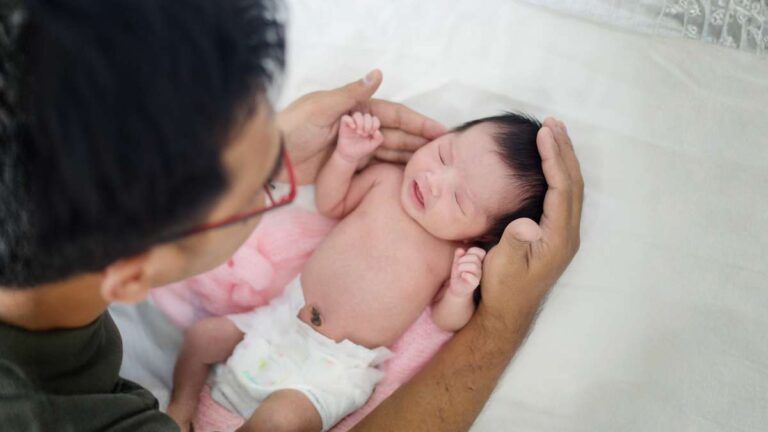 El primer baño del recién nacido: mucho más que higiene, un momento para crear vínculo